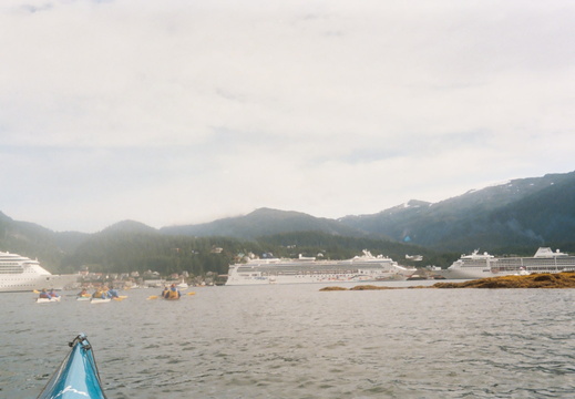 |View of the cruise ships while kayaking